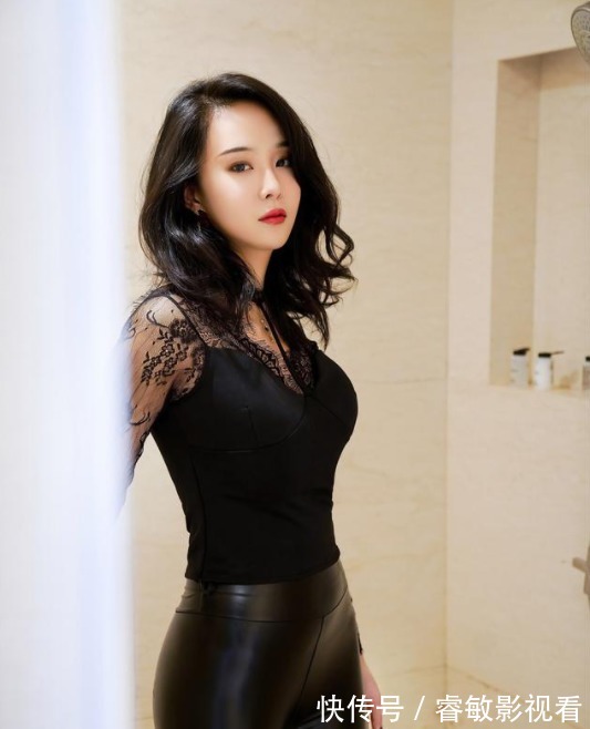 小姐姐 黑色皮裤到底该怎么搭配才时尚好看？小姐姐这样搭配时尚又好看