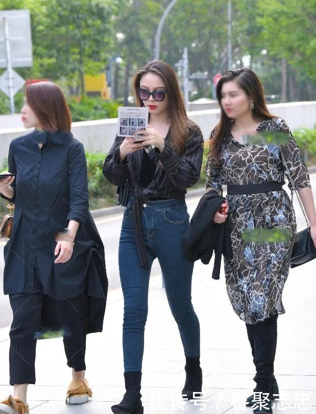 高挑|条纹衬衫搭配高腰牛仔裤,时尚女孩完美选择,身材高挑又撩人