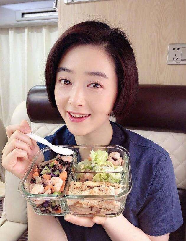 超短发 50岁女人别被这4款“大妈发型”迷惑,自以为时髦,其实很土气