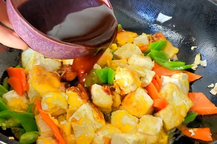 豆腐最美味的吃法，外酥里嫩吸满汤汁，是一道不错的下饭菜