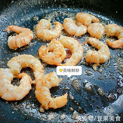 冬天吃#精致一人食#咖喱粉虾仁炒饭,暖身又暖心