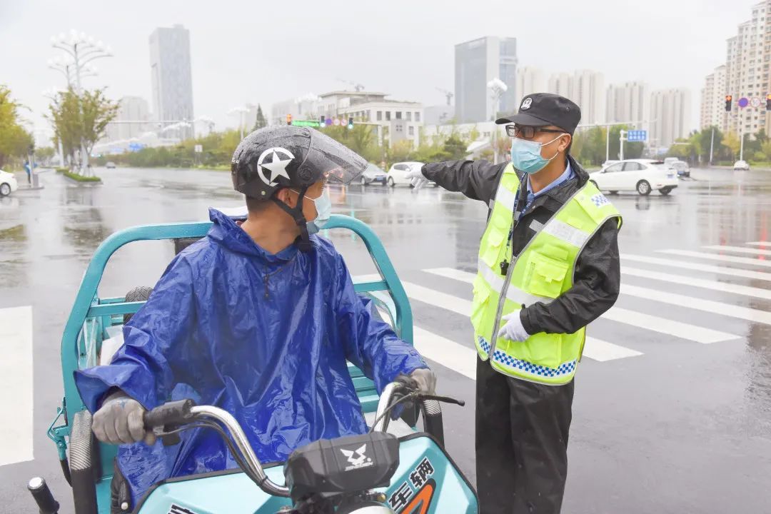 坚守|风雨中，“坚守”撑起安全伞