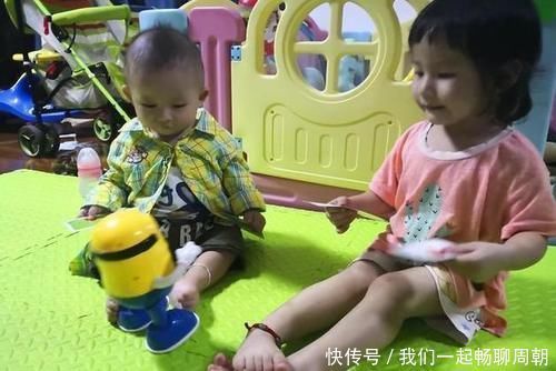 矛盾|5岁姐姐的作业被1岁弟弟撕烂,宝妈两个字化解矛盾,堪称教科书