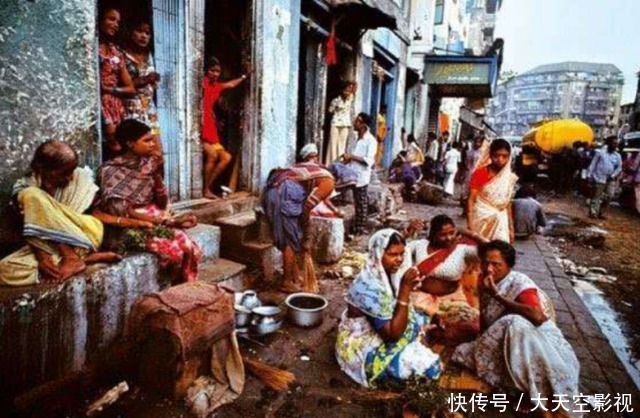 印度人是如何卖肉的?来看看他的肉摊,网友:你想吃吗?