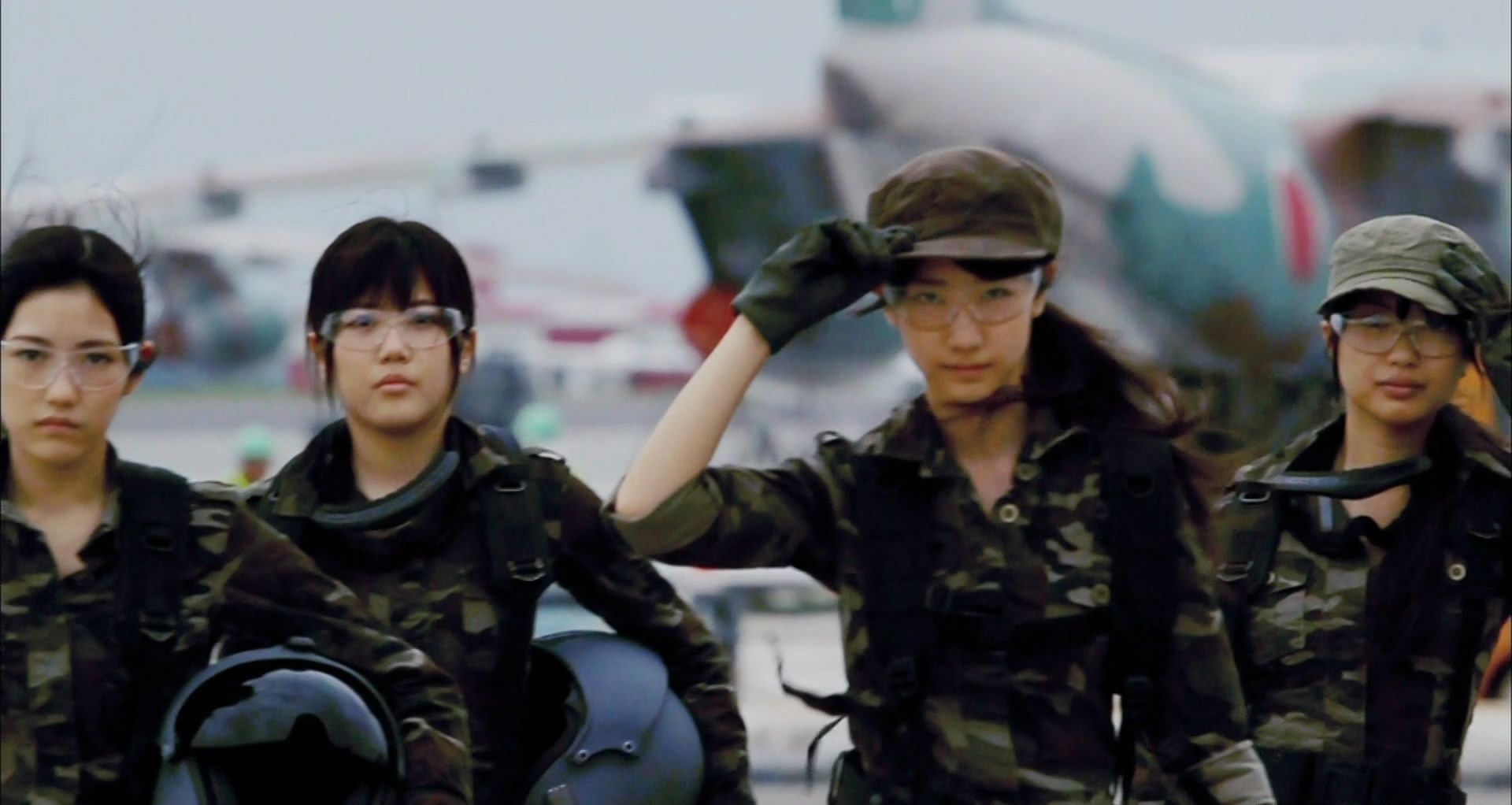 日本|日本女兵，为何要背一个小挎包，想清楚里面装了些什么吗？