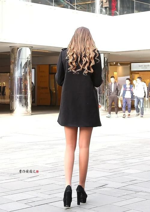 街拍：一双肉丝，助力美女穿出轻熟风