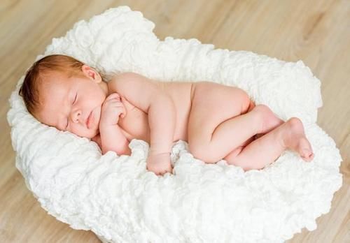 婴儿|宝宝侧睡好还是仰卧睡好?别大意,睡姿对宝宝安全很重要