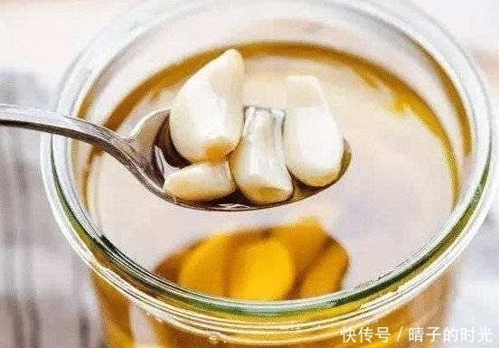 白酒泡大蒜，功效作用大，常吃对身体好，建议收藏