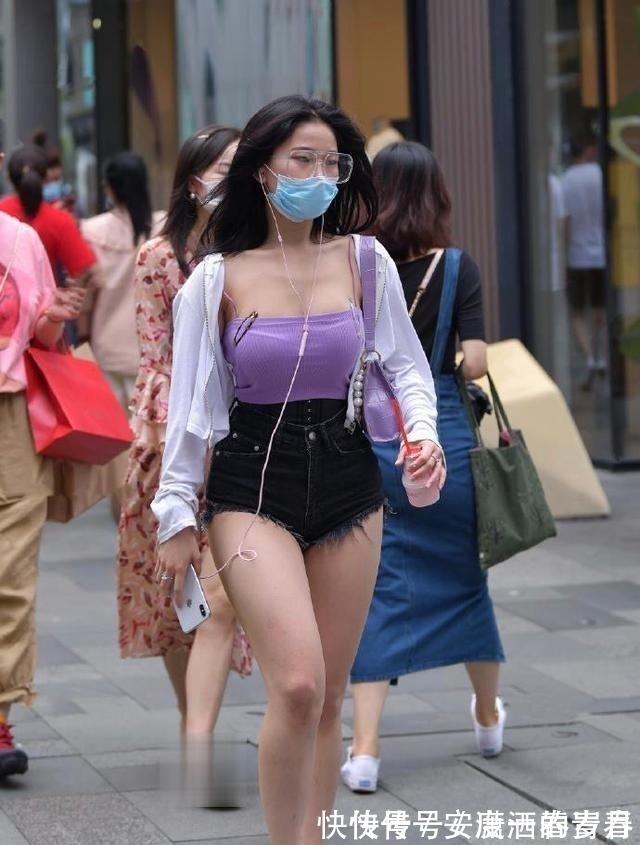 牛仔料 黑色吊带搭配白色短裤,穿出了美女的个性美!