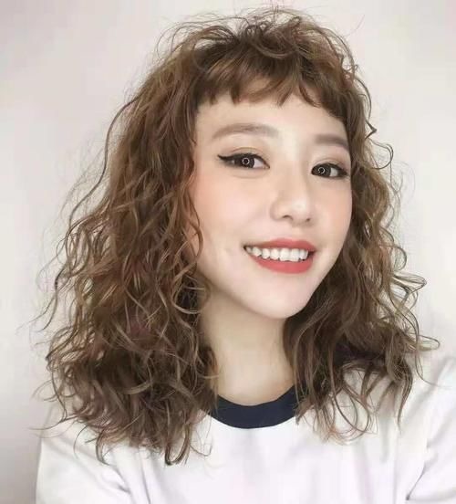 湿发 烫了羊毛卷不会打理?简单的湿发造型一学就会,发型时髦又洋气