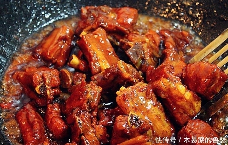 排骨焯水后发硬有腥味看了厨师的方法才明白,是用错了水