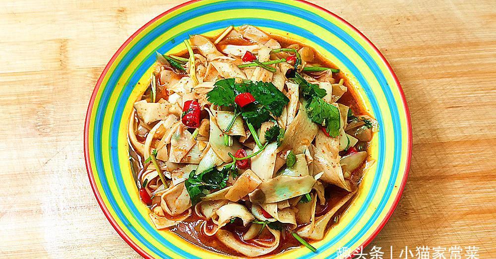 杏鲍菇凉拌比直接用热油炒出来的杏鲍菇口感更好,味道也清香