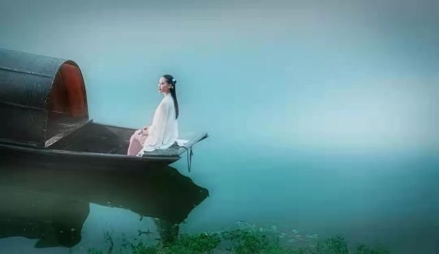 轻舟!16首船女诗词佳人水上荡轻舟,镜面明湖碧色幽