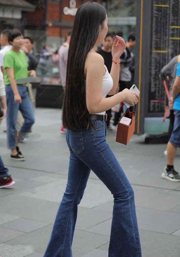 耳饰 牛仔裤小小搭配一下,这样穿出来的身材更显瘦,束腰效果很明显