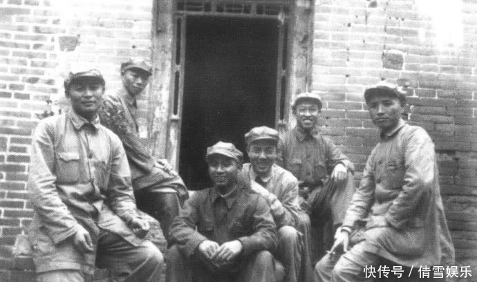 大校|解放军70位首任军长，唯有他没授将衔，本该中将，为何仅授大校？