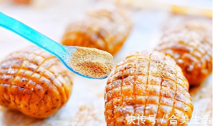 土豆的创意吃法,放进烤箱里面一烤,外脆里软,相当好吃