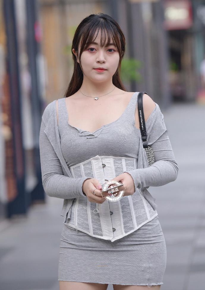 显高显瘦 连衣裙省心穿搭示范,版型风格精致轻柔,衬托气质