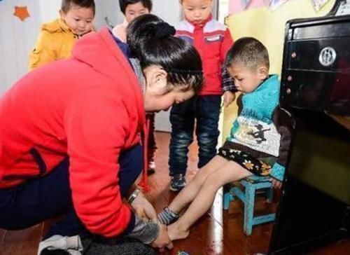 系统|这种“新型把尿”正在摧毁孩子的排便系统,很多家长却还乐此不疲