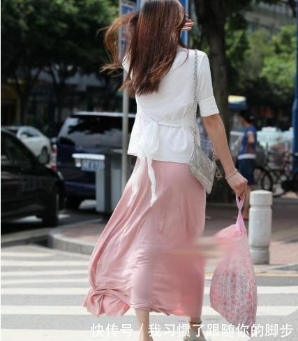 纱裙 粉色纱裙搭配冰丝质感外套,满满的丝滑感,韵味十足