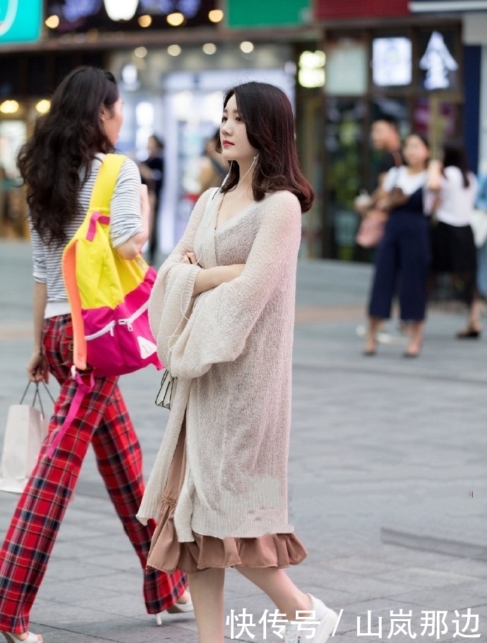 穿着|连衣裙外搭杏色的毛呢大衣,整体清新淡雅的颜色穿着太显气质