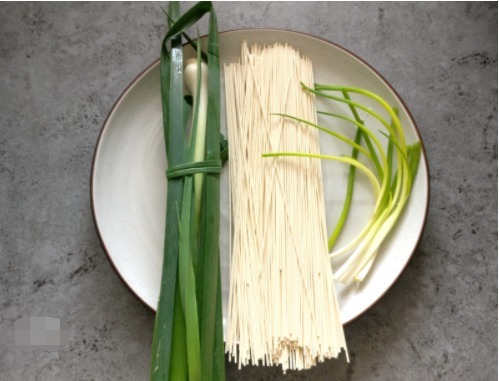 大家一定不要错过这碗面,做法超简单,味道超鲜美,连汤都要喝光