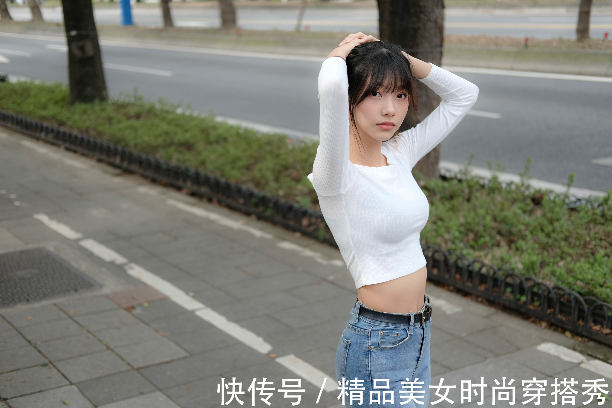 风格|白色针织衫搭配牛仔裤+平底鞋，整体的风格简约又休闲，清爽舒适