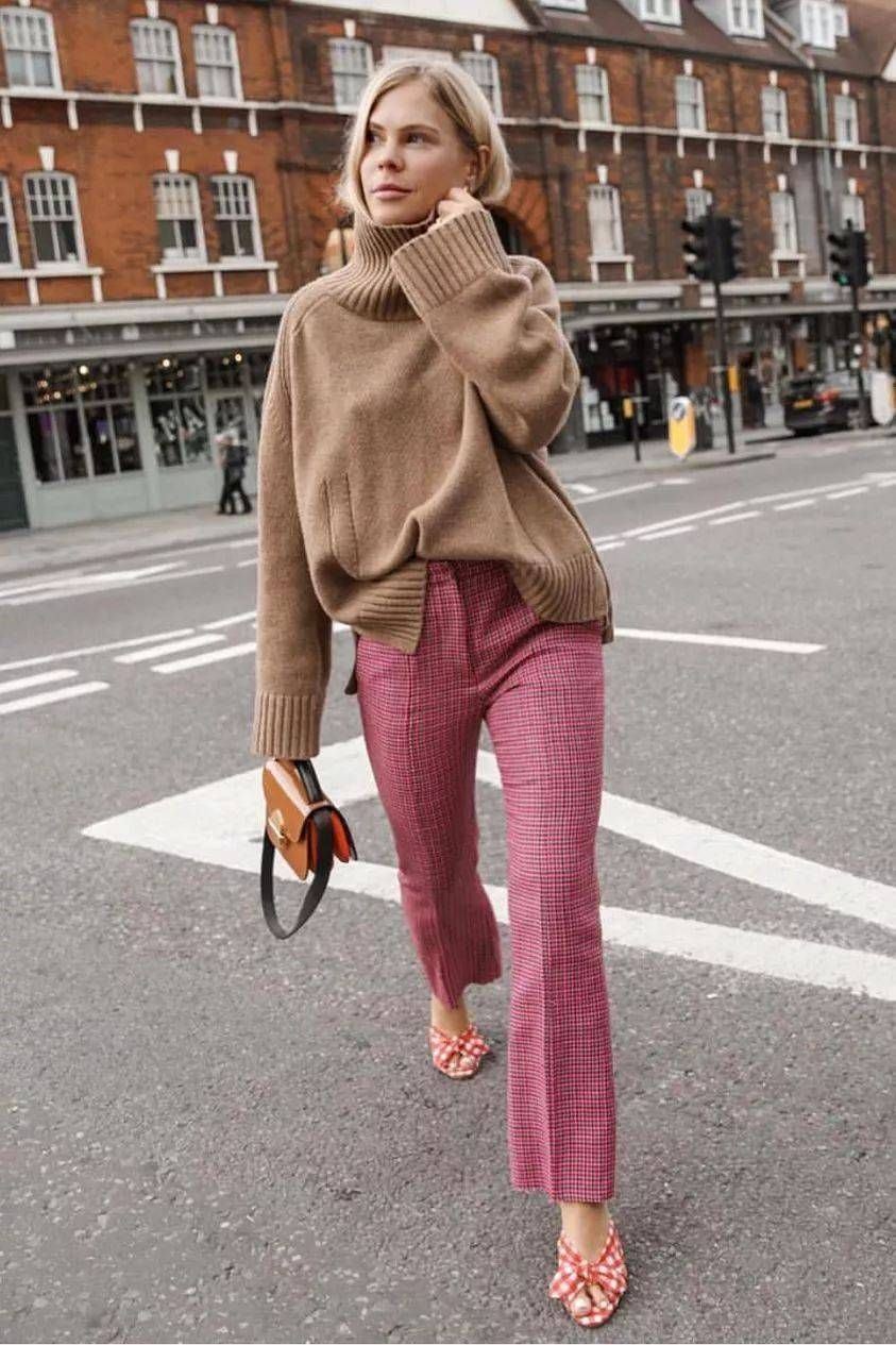 冬季毛衣都流行这么穿，将衣摆一边塞进裤子里，个性时髦还显高