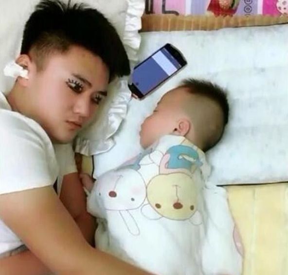 宝妈|这位宝爸哄睡方式火了,看到宝爸如此神操作,宝妈哭笑不得!