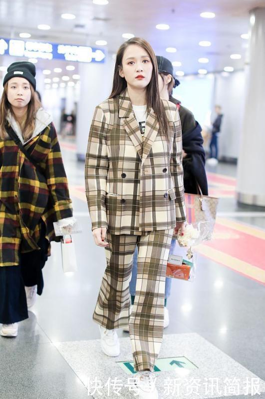 有种|最近有种穿法很火!叫“去繁从简”,西装+运动鞋舒适又时髦