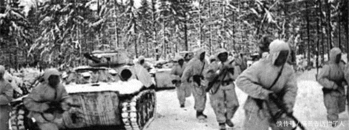 坐在|二战英美苏三巨头合影,为啥罗斯福总坐在中间?说出来你可能不信