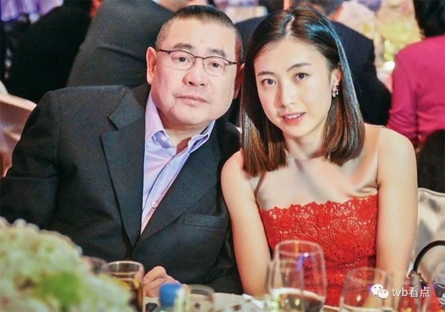 甘比长女晒奢侈品，13岁烫发美甲打扮成熟，与吕丽君女儿大不同