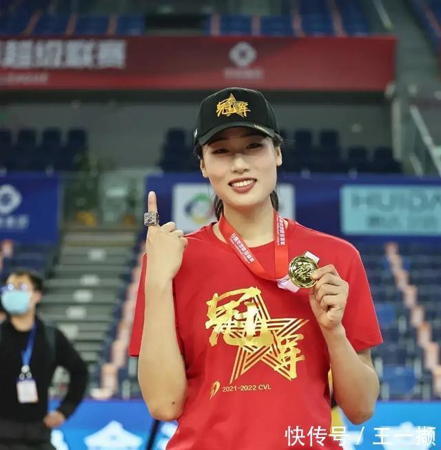 江苏女排|29岁女排国手加盟冠军队后脱胎换骨，将成李盈莹国家队主力对角
