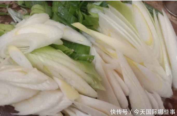 香气|小伙儿晚餐在家里做一道清淡口味的大葱炒腊肉，香气满屋，吃多了