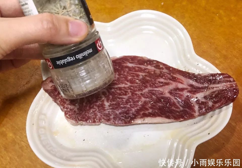  减脂|一道低卡轻食晚餐，牛排不用油煎，这样搭配，可以轻松瘦身！