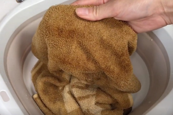 异味|毛巾用久了油腻发黄有异味，教你一招，洗完柔软又干净，没异味！