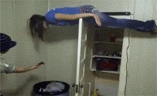 |搞笑GIF:姜还是老的辣啊,看看人家这下手真是稳准狠