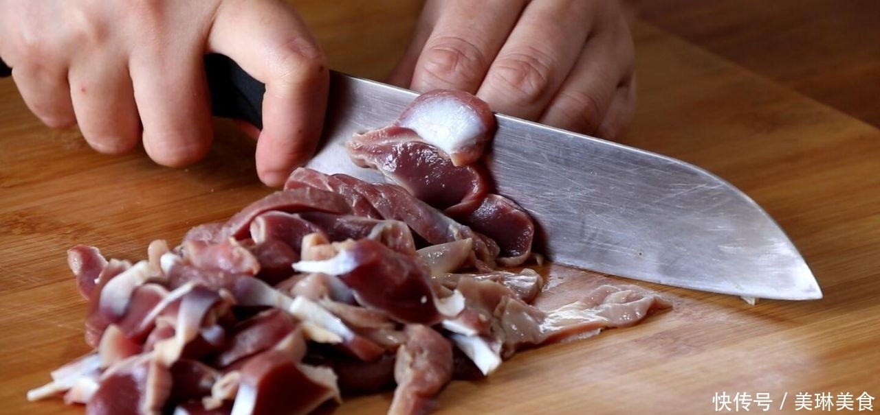 不用焯水,不用油炸,不用炒,教你孜然鸡胗的做法,越吃越香