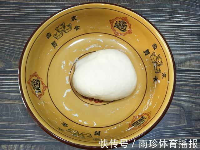 保鲜膜|天冷发面有诀窍,酵母粉里多加1味,面团蓬松,一个小时发满盆