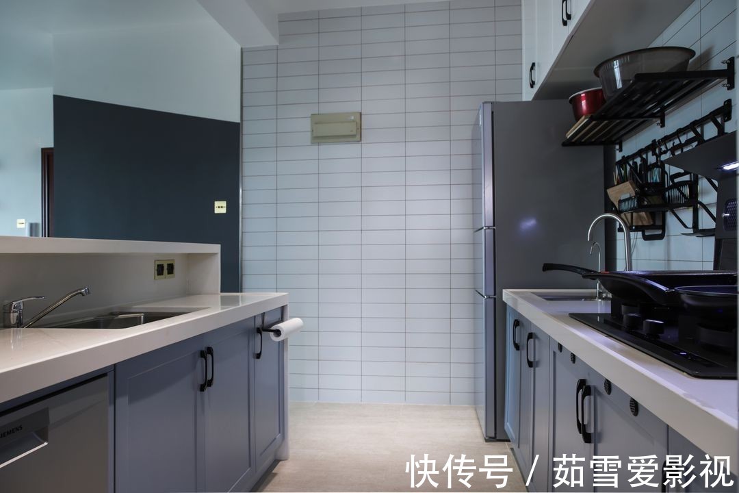 沙发|窗台空间就浪费了?看看这位女士的家,窗台不仅是沙发还能储物