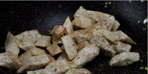 香粉|芋头这样做最好吃,一炸二炒两步搞定,外皮酥脆,内里咸香粉糯