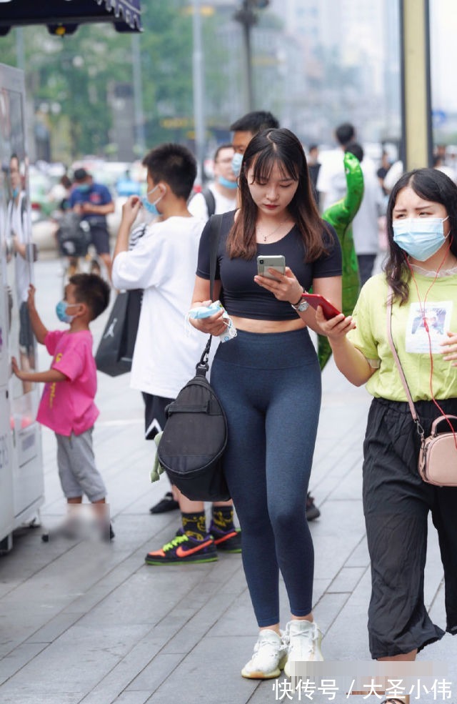 女孩|美女街拍:街头的气质女孩穿瑜伽裤,美容地位,也获得了视觉秀