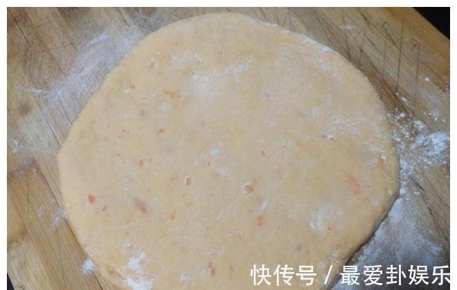吃法|红薯改良新吃法，表面金黄松软香甜，一个平底锅就能做好