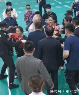 乒乓球|刘国梁现身颁奖,引发现场混乱!女选手抱他被拒,刘诗雯许昕亮相
