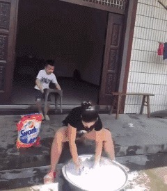 |搞笑GIF：姜还是老的辣啊，看看人家这下手真是稳准狠