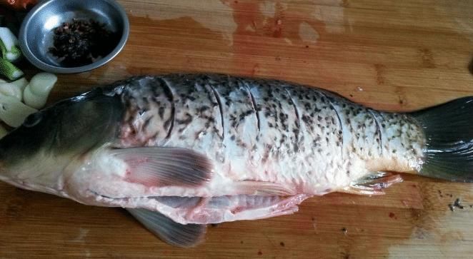 做家常炖鱼,“去腥”不能只用料酒,做好3步,鱼肉无腥味很鲜香