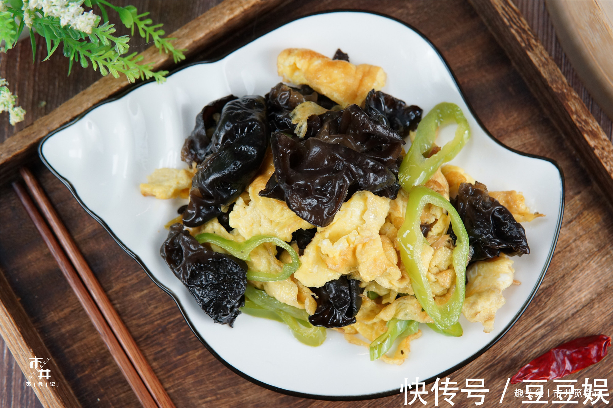 炒木耳时,锅里“噼啪”炸响,大厨教你小窍门,不炸锅还更好吃