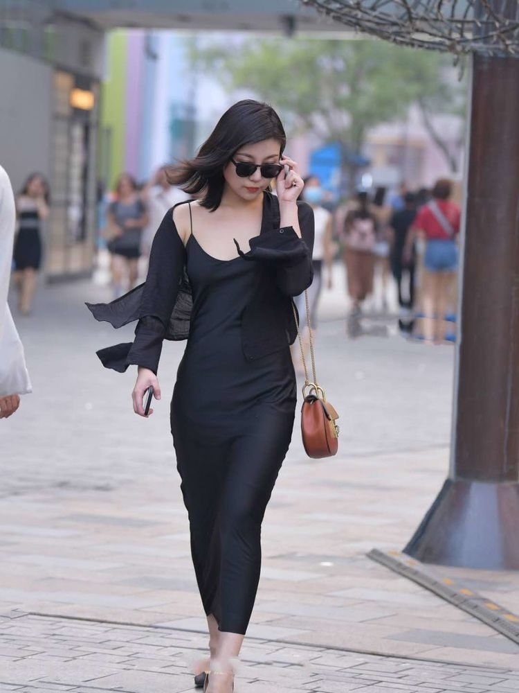 清新|街拍:要清新还是耍性感?一件飘逸吊带裙满足你所有需求!