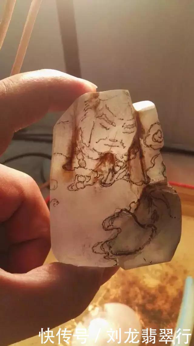 玉雕师的灵感,一块有裂的翡翠,竟然神奇地刻出骑象罗汉尊神!