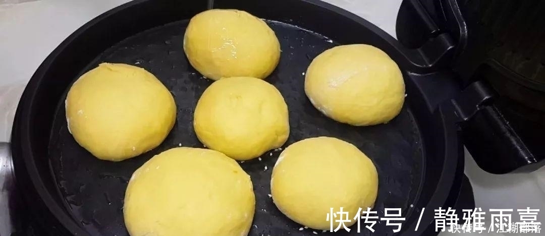 南瓜又出新吃法，不用油炸，比面包馒头做法简单，比南瓜饼还好吃