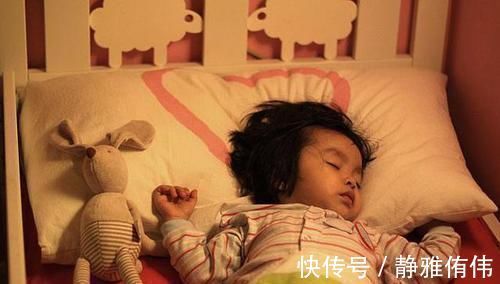 睡姿|宝爸陪娃午睡,醒后发现孩子的小脚丫“凉了”,连忙去探宝宝呼吸